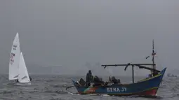 Pelayar asal China mengatur arah saat mengikuti Asian Sailing Championship di Laut Jakarta, Senin (25/6/2018). Turnamen ini merupakan uji kesiapan jelang Asian Games XVIII. (Bola.com/Vitalis Yogi Trisna)