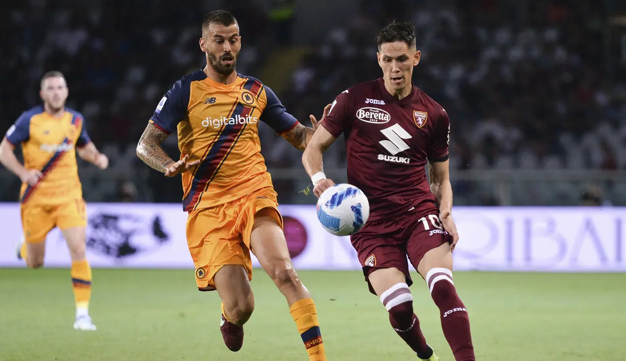 <p>Gelandang Torino, Sasa Lukic berebut bola dengan pemain AS Roma, Leonardo Spinazzola pada pertandingan lanjutan Liga Serie A Italia di Stadion Olimpiade di Turin, Italia, Sabtu (21/5/2022). Dengan kemenangan ini, Roma memastikan finis di urutan keenam klasemen akhir sekaligus menyegel tempat di Liga Europa musim depan. (Spada/LaPresse via AP)</p>