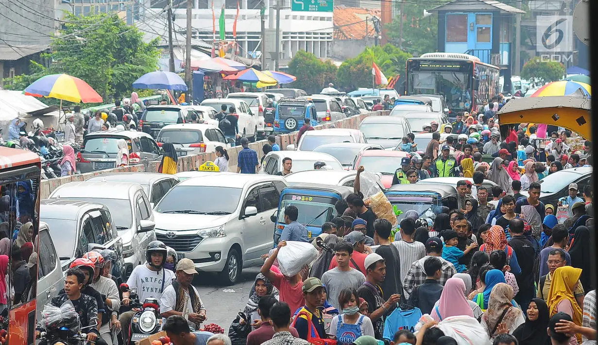 Sejumlah mobil terjebak kemacetan di kawasan Tanah Abang, Jakarta, Minggu (26/5/2019). Banyaknya masyarakat yang berbelanja di pasar tanah abang membuat arus lalu lintas di kawasan tersebut padat. (Liputan6.com/Angga Yuniar)