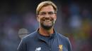 Pelatih Liverpool, Juergen Klopp, tersenyum saat pertandingan melawan Atletico Madrid pada laga final Audi Cup di Stadion Allianz, Munchen, Rabu (2/8/2017). Atletico Madrid menang 5-4 atas Liverpool melalui babak adu penalti. (AFP/Christof Stache)