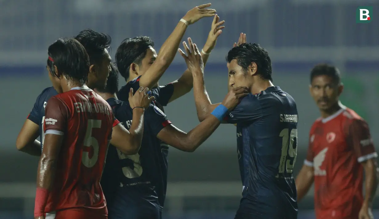 Bermain dengan sepuluh pemain, Arema lebih mengandalkan serangan balik dan tendangan bola mati. Mereka mencetak gol lebih dulu lewat tendangan penalti yang dilakukan Hanif Sjahbandi pada menit 21. (Foto: Bola.com/M Iqbal Ichsan)