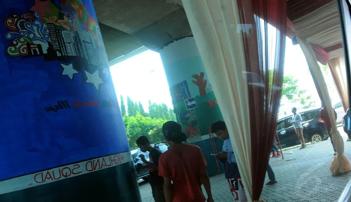 Festival Mural dilakukan di tiang-tiang penyangga sepanjang rel layang, mulai Cikini hingga Jakarta Kota, Sabtu (30/8/14). (Liputan6.com/Faisal R Syam) 