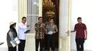 Jokowi bertugas mengenakan batik cokelat gelap. [Foto: Instagram/jokowi]