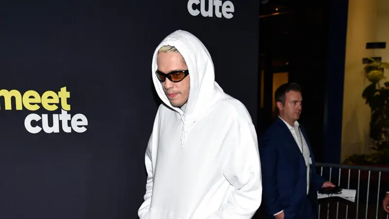 Penampilan Perdana Pete Davidson di Karpet Merah Sejak Berpisah dari Kim Kardashian