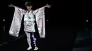 Desainer Jepang, Makiko Sugawa memamerkan karyanya dalam fashion show bertajuk "Amputee Venus Show" di Tokyo, Selasa (25/8/2020). Fashion show tersebut menandai pembukaan Paralympic Games yang rencananya akan dibuka pada 24 Agustus 2021 mendatang. (PPhilip FONG/AFP)