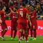Penyerang Liverpool Mohammed Salah (kedua dari kiri) merayakan&nbsp;dengan rekan satu timnya setelah mencetak gol ke gawang Crystal Palace dalam pertandingan persahabatan di The National Stadium, Singapura, Rabu (15/7/2022) malam WIB. (foto:&nbsp;Roslan RAHMAN / AFP)