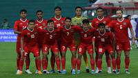 Pose pemain Timnas Indonesia sebelum pertandingan lanjutan babak penyisihan Grup A SEA Games 2021 melawan Myanmar di Stadion Viet Tri, Phu Tho, Vietnam, Minggu (15/5/2022). (Bola.com/Ikhwan Yanuar)