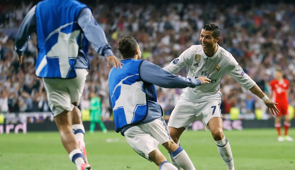 Cristiano Ronaldo merayakan gol bersama rekan setimnya usai membobol gawang Bayern Munchen di  Perempat Final Liga Champions 2017 di Santiago Bernabeu, Spanyol, Rabu (19/4). Madrid kandaskan Munchen dengan skor 4-2. (AP Photo)