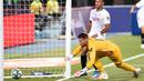 Pemain Sevilla, Diego Carlos, melakukan gol bunuh diri saat melawan Levante pada laga La Liga di Estadio Camilo Cano, Selasa (16/6/2020). Kedua tim bermain imbang 1-1. (AFP/Jose Jordan)
