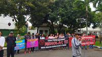 Puluhan warga Banyuwangi lakukan aksi unjuk rasa di Gedung DPRD setempat Untuk menolak masa jabatan kades 9 tahun (Hermawan Arifianto/Liputan6.com)