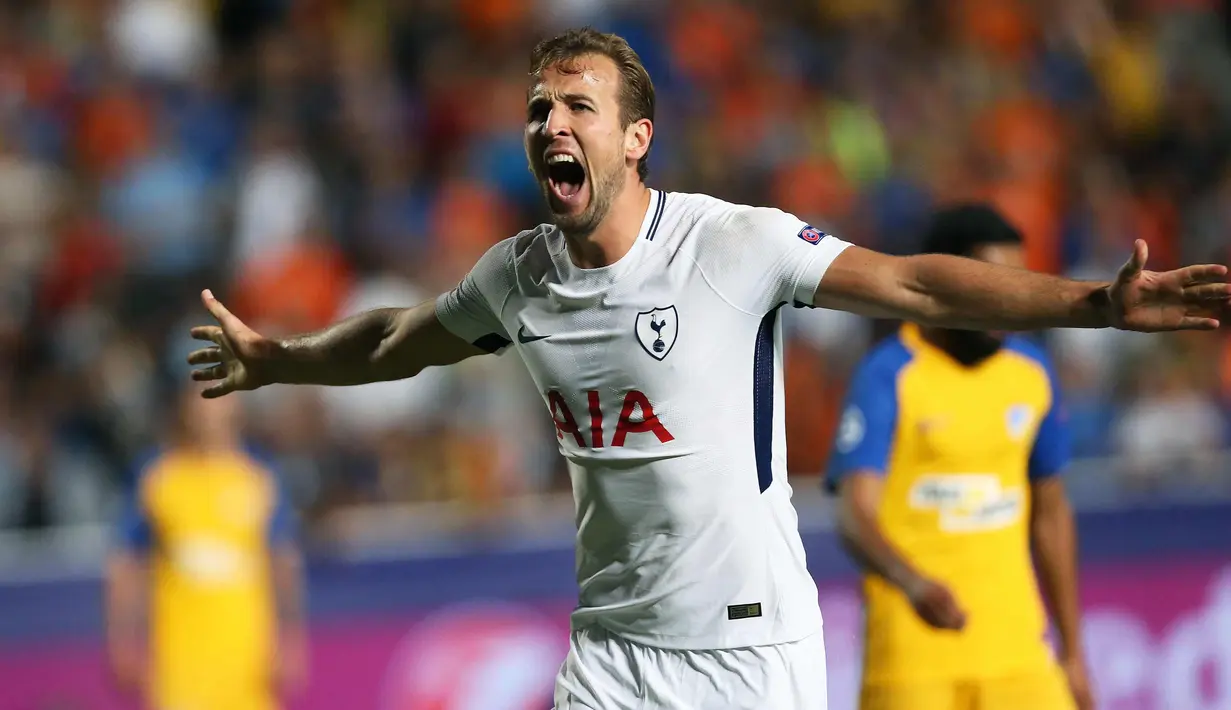 Penyerang Tottenham Hotspur, Harry Kane mencetak hattrick saat melawan APOEL Nicosia pada grup H Liga Champions di stadion GSP, Nicosia, Siprus (26/9). Spurs menang 3-0. (AP/Petros Karadjias)