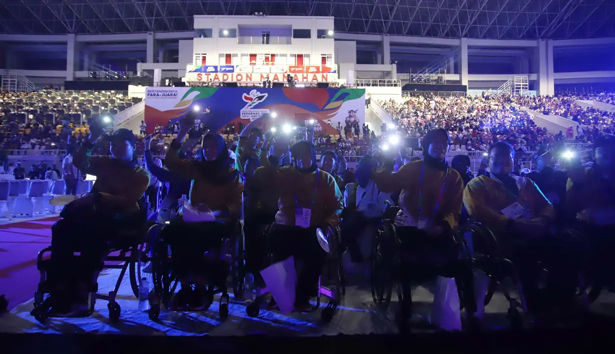 Kontingen atlet melihat pertunjukan saat Upacara Penutupan Pekan Paralimpiade Nasional XVII di Stadion Manahan, Solo, Jawa Tengah, Minggu (13/10/2024). (PB PEPARNAS XVII/Agoes Rudianto)