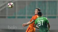 Pemain Borneo FC, Shane Smeltz (kiri) berusaha menahan bola dari kejaran pemain PS TNI, Andy Setyo pada lanjutan Liga 1 2017 di Stadion Pakansari, Bogor, Senin (17/4/2017). PS TNI bermain imbang 2-2 dengan PBFC. (Bola.com/Nicklas Hanoatubun)