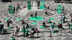 Para penonton menerapkan jaga jarak fisik saat menyaksikan pertunjukan sulap dalam Festival Dunia Sulap Jalanan Lisbon di Lisbon, Portugal (25/8/2020). Festival Dunia Sulap Jalanan Lisbon kedelapan dimulai pada Selasa (25/8). (Xinhua/Pedro Fiuza)