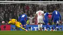 Pemain Inggris Harry Kane (kedua kanan) mencetak gol ke gawang Swiss dari titik penalti pada pertandingan uji coba di Stadion Wembley, London, Inggris, 26 Maret 2022. Inggris menang 2-1. (AP Photo/Alastair Grant)