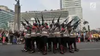 Anggota polisi wanita (polwan) dari Divisi Taktikal melakukan atraksi seni ketangkasan senjata di area car free day, Bundaran Hotel Indonesia (HI), Jakarta, Minggu (28/4/2019). Kelihaian dipertontonkan dalam memeriahkan Hari Kartini yang jatuh pada 21 April 2019 lalu. (merdeka.com/Iqbal S. Nugroho)