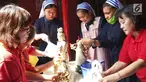 Suster Katolik bersama pengurus vihara membersihkan patung dewa dewi di Vihara Kwan In Thang, Pondok Cabe, Tangerang Selatan, Rabu (30/1). Pembersihan patung dewa dewi itu merupakan salah satu tradisi menyambut Tahun Baru Imlek. (Merdeka.com/Arie Basuki)