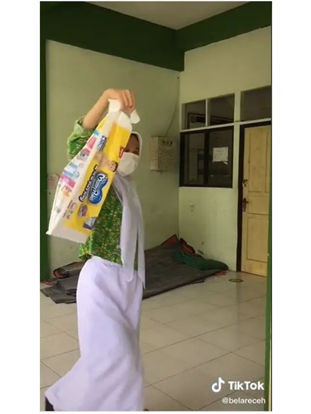 Kelakuan Kocak Anak Sekolah Saat Dilarang Pakai Ransel, Ini 8 Benda yang Dibawa