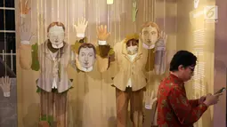Pengunjung sedang berdiri pada instalasi seni dalam pameran seni KARYA KITA di Senayan City, Jakarta, Jumat (16/8/2019). Menyambut HUT Kemerdekaan RI pameran seni yang mengusung tema Mosaic of Diversity berlangsung pada 17 - 25 Agustus 2019 (Liputan6.com/Fery Pradolo)