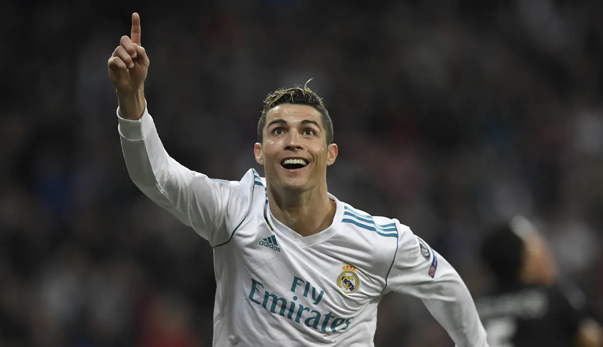 Cristiano Ronaldo. Striker asal Portugal ini mencetak gol ke-70 saat berseragam Real Madrid setelah sebelumnya mencetak 16 gol bersama Manchester United. Total membutuhkan 106 penampilan untuk mencetak 70 gol. (AFP/Gabriel Bouys)