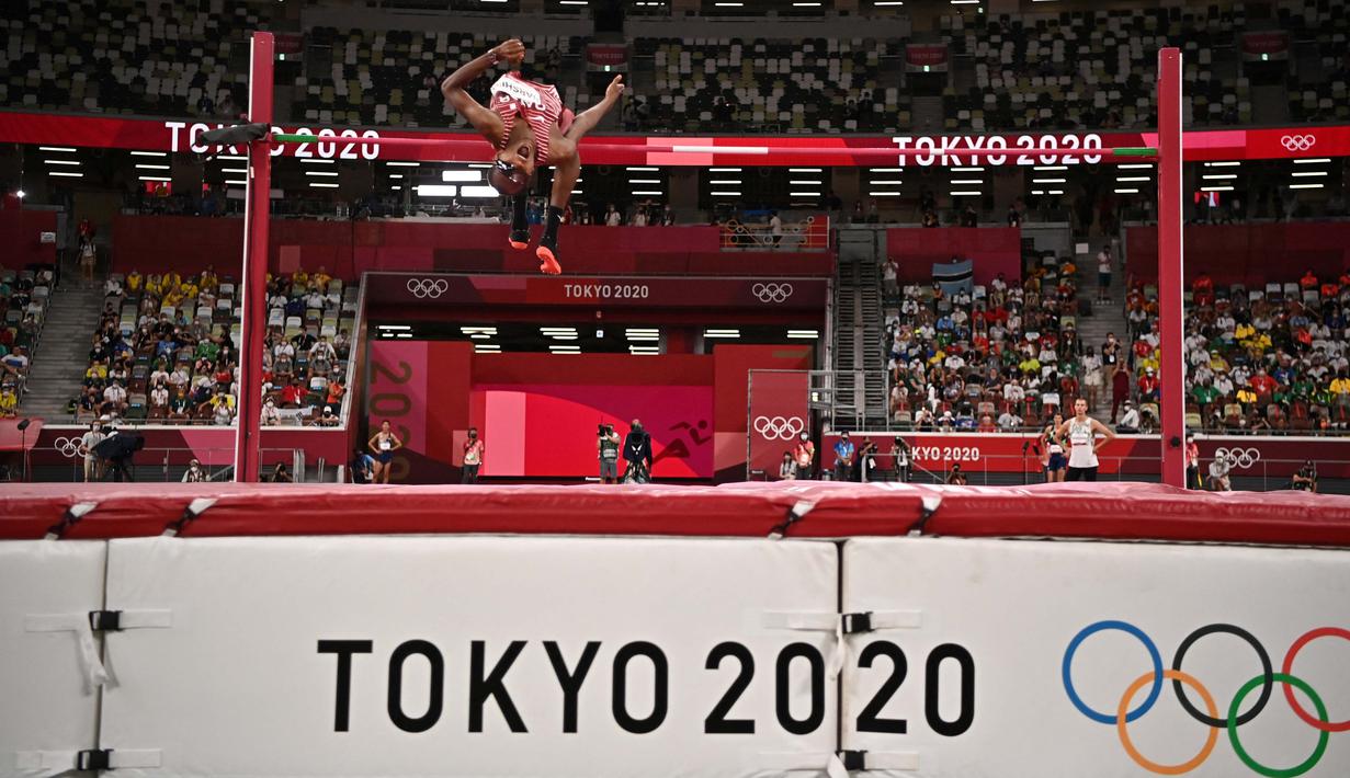 Dalam babak final, baik Barshim maupun Tamberi tidak sekalipun gagal dalam upayanya melakukan lompatan tertinggi. Akhirnya, kedua atlet harus melalui lompatan setinggi 2,39 meter untuk menentukan siapa yang berhak atas medali emas. (Foto: AFP/Ben Stansall)