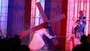 Momen ikonik tersebut seperti Yesus jatuh tiga kali, perjumpaan dengan Bunda Maria, hingga bantuan dari Simon dari Kirene dan Veronika. Tampak dalam foto, umat Katolik saat memperagakan drama visualisasi prosesi penyaliban Yesus saat peringatan Jumat Agung di Gereja Katedral, Jakarta, Jumat (3/4/2026). (Kapanlagi.com/Budy Santoso)