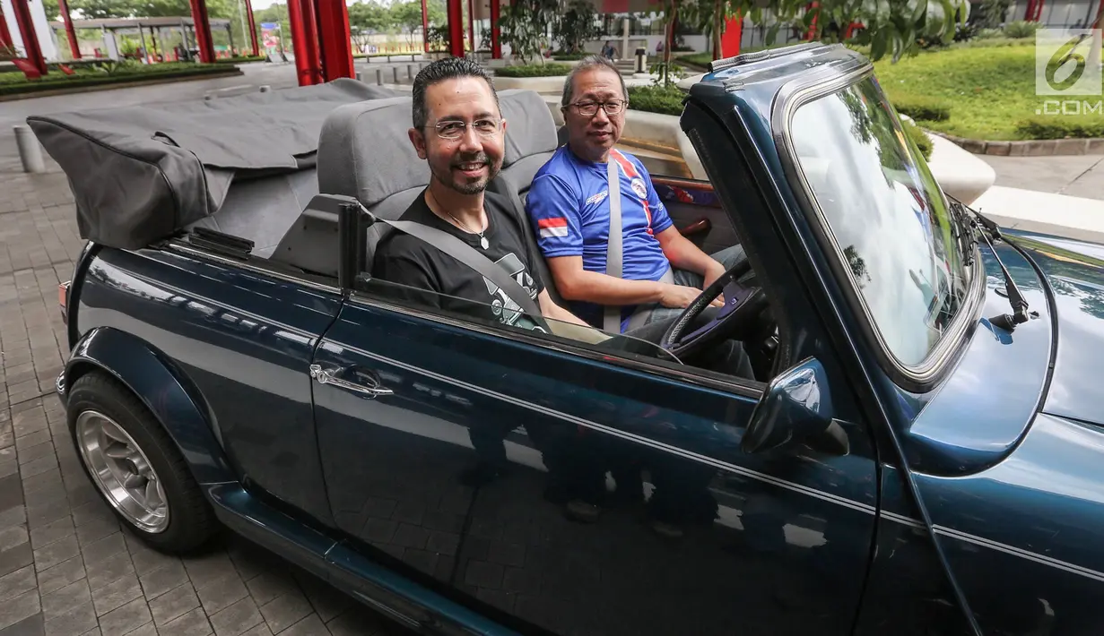 Presiden Director BMW Group, Ramesh Divyanatha dan Co Founder Indonesia Coopret Registry, Peter Anugrah menaiki mobil Mini klasik pada Indonesia Mini Day 2018 di QBig BSD, Tangerang, Sabtu (15/12). (Liputan6.com/Fery Pradolo)