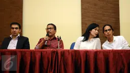 Ketua APROFI, Sheila Timothy (kedua kanan) berbincang dengan Sutradara film, Angga Sasongko usai memberikan penyataan dukungan revisi PP Daftar Negatif Investasi Sektor Usaha Film di Jakarta, Selasa (9/2/2016). (Liputan6.com/Helmi Fithriansyah)