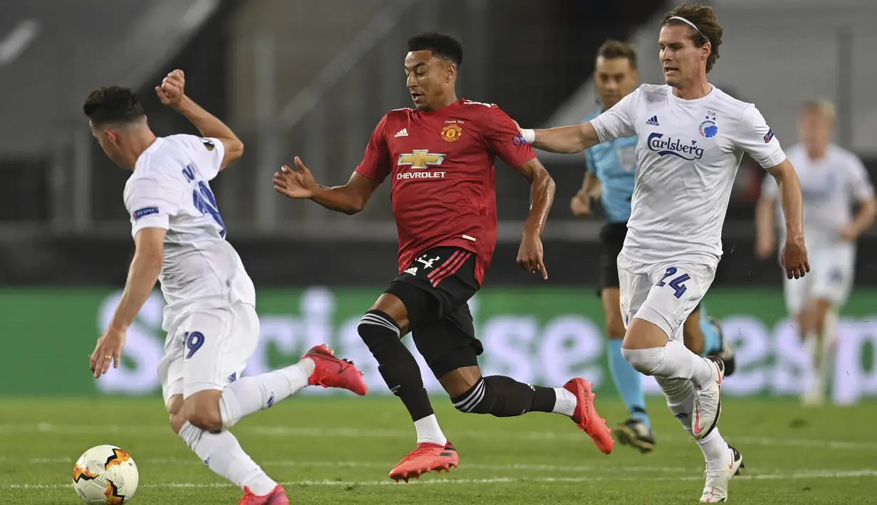 Pemain Manchester United Jesse Lindgard (tengah) mencoba melewati pemain Copenhagen Bryan Oviedo (kiri) dan Robert Mudrazija pada perempat final Liga Europa di Cologne, Jerman, Senin (10/8/2020). Manchester United menang 1-0. (Sascha Steinbach/Pool via AP)