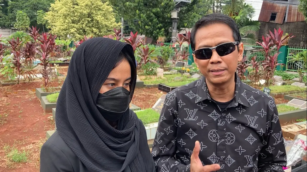 Doddy Sudrajat dan Mayang saat ziarah ke makam Vanessa Angel