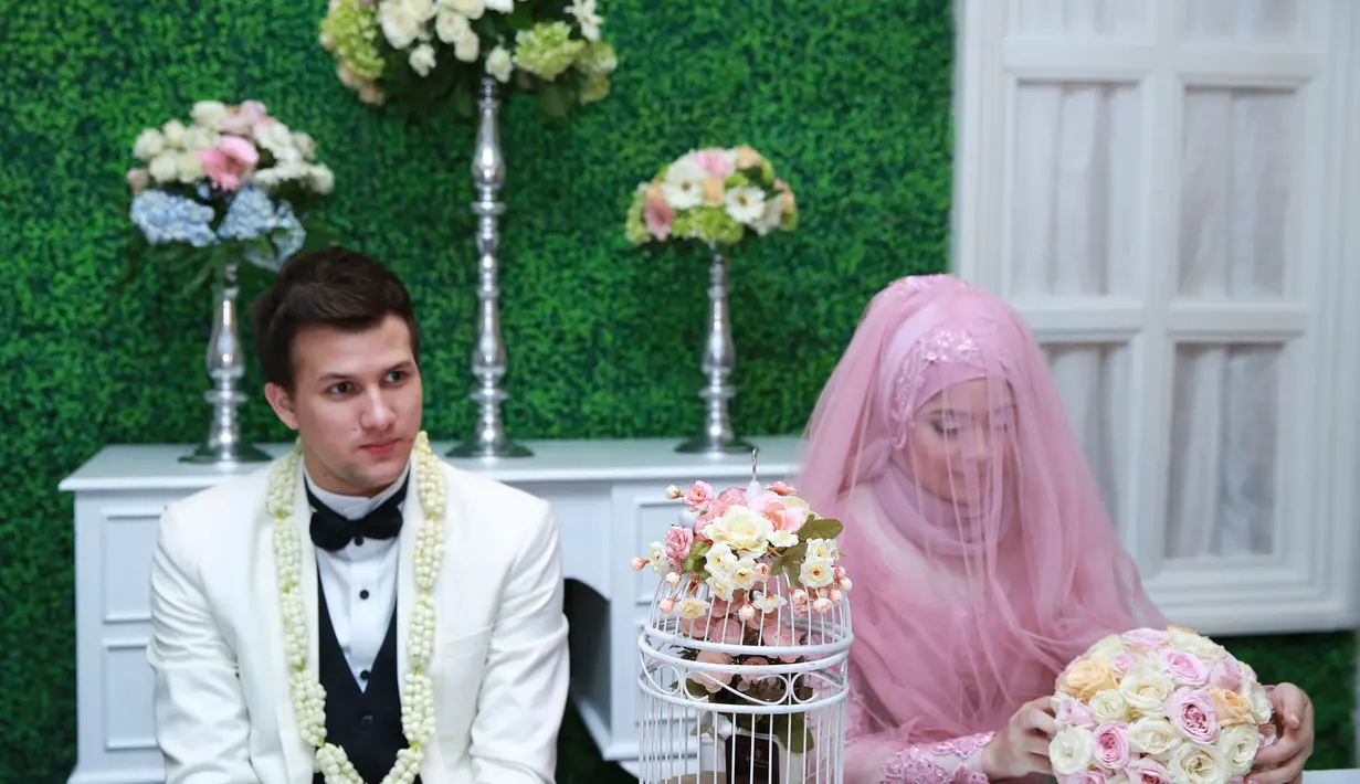 Khidmat dan sakralnya suasana akad nikah Risty Tagor dan Stuart Collin (M. Akrom Sukarya/Bintang.com)