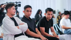 Pemain dan mantan pemain Timnas Indonesia, Witan Sulaeman (kanan), Rizky Ridho (tengah), dan Syamsir Alam saat menghadiri acara peluncuran STY Foundation yang berlangsung di Rans Office, Serpong, Tangerang Selatan, Senin (04/11/2024). (Bola.com/Bagaskara Lazuardi)