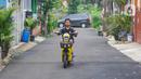 Seorang anak menggunakan sepeda listrik setelah menyewanya di Wahana Selaras Kompleks Villa Cinere Hijau 1, Depok, Jawa Barat, Selasa (26/12/2023). (merdeka.com/Arie Basuki)
