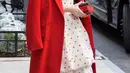 Penampilan Sarah Paulson dengan gaun polkadot putih dan merah yang dikombinasikan dengan trench coat merah dan heels warna senada juga nggak kalah manis. [@sarahpaulsbean]