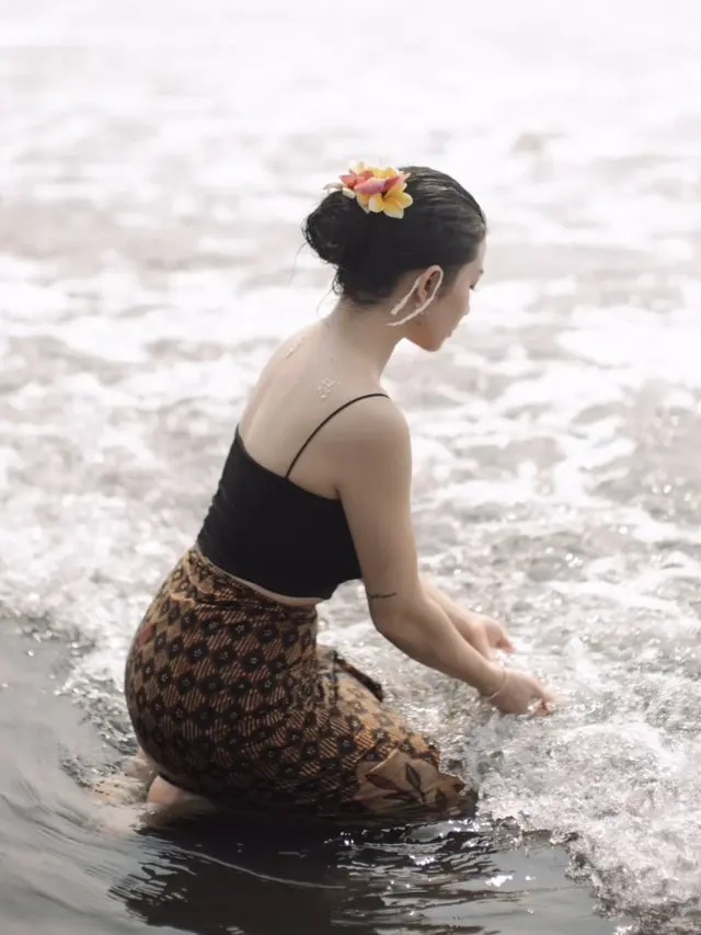 Ariel Tatum Tutup Bulan Ulang Tahun dengan Melukat di Bali. [@arieltatum]