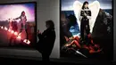 Pengunjung berdiri dekat karya seni Michael Jang dalam pameran Michael Jackson: On The Wall di museum Grand Palais, Paris, Rabu (21/11). Pameran menampilkan karya seni yang terinspirasi lagu, koreografi dan video klip Michael Jackson. (Philippe LOPEZ/AFP)
