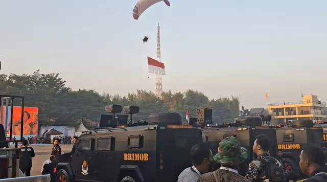 Paramotor Warnai Langit Cikeas Jelang Upacara HUT Bhayangkara