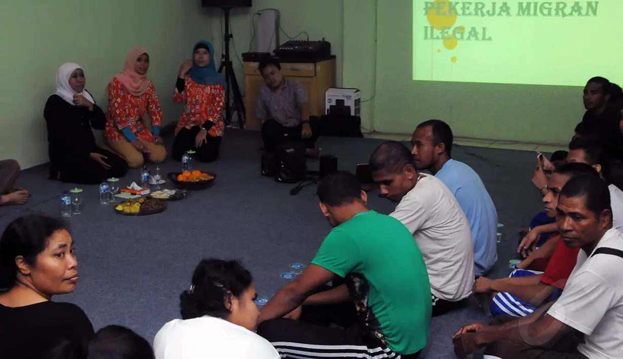 Menteri Sosial Khofifah Indar Parawansa menemui TKI bermasalah di Rumah Perlindungan Trauma Center (RPTC), Jakarta, Jumat (26/12/14). Tampak, Mensos Khofifah Indar Parawansa (berkerudung putih) bersama para TKI di RPTC. (Liputan6.com/Herman Zakharia)