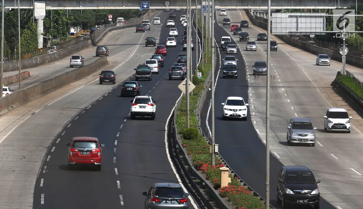 Suasana ruas Tol Jakarta Outer Ring Road (JORR) Ciledug, Jakarta, Senin (18/6). Nantinya, kendaraan golongan I dikenai tarif Rp 15.000 dari sebelumnya Rp 9.500. (Liputan6.com/Angga Yuniar)