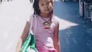 Berikutnya adalah Jennie. Dia mengenakan baju pink yang dipadukan dengan rok mini. Jennie di masa kecil memiliki bentuk wajah yang tampak lebih chubby. (Foto: Instagram/ roses_are_rosie)