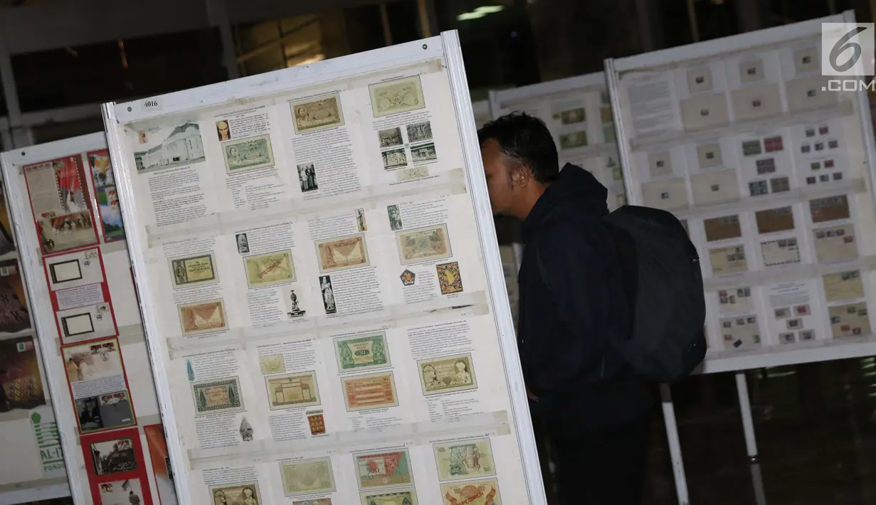 Pengunjung melihat koleksi perangko pada pameran filateli di Kompleks Parlemen, Senayan, Jakarta, Selasa (26/3). Bertajuk 'Politik Dalam Perangko #2', pameran filateli diselenggarakan untuk menyambut Pemilu Serentak 2019, 17 April mendatang. (Liputan6.com/Helmi Fithriansyah)