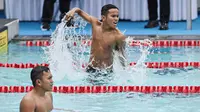 Atlet disabilitas asal Bali I Komang Denis Mahesa Putra melakukan selebrasi saat menjuarai laga cabang olahraga para renang nomor 50 meter gaya punggung putra S10 Pekan Paralimpiade Nasional (PEPARNAS) XVII Solo 2024, Jawa Tengah, di kolam renang Intanpari, Karanganyar, Selasa (8/10/2024). Denis meraih medali emas dengan catatan waktu 30.97 detik diikuti oleh atlet asal Jawa Barat Ramadoni (31.89 detik) serta atlet asal Sumatera Barat Muhammad Habib Alfadjri (32.79 detik). (PB PEPARNAS XVII/Wawan H Prabowo)