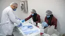 Masker medis yang telah dikemas di sebuah pabrik di Kairo, Mesir, 14 April 2020. Para karyawan bekerja siang dan malam untuk mengoperasikan lima mesin canggih yang dibawa dari China untuk memproduksi hingga 750.000 masker medis per hari. (Xinhua/Wu Huiwo)