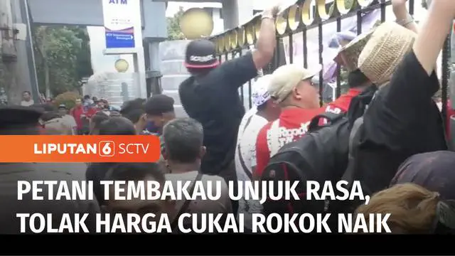 Tolak rencana kenaikan harga cukai rokok, ratusan petani tembakau dari sejumlah daerah Senin (28/11) siang berunjuk rasa di depan Gedung Kementerian Keuangan, Jakarta Pusat. Sejumlah petani juga berusaha menerobos masuk dengan cara memanjat pagar ged...