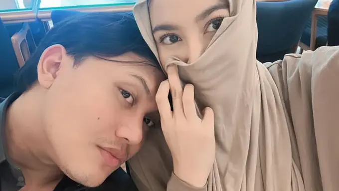 Pesona Mahalini Kenakan Hijab saat Umrah. [@rizkyfbian]