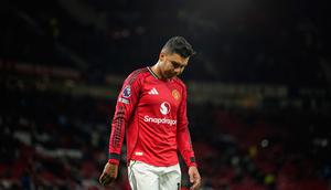 Pemain Manchester United, Casemiro, tertunduk lesu setelah menelan kekalahan dari Leeds United pada pekan ke-32 Premier League 2025/2026 di Stadion Old Trafford, Selasa (14/4/2026). (AP Photo/Dave Thompson)
