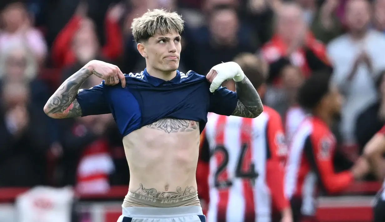 Ekspresi kecewa pemain Manchester United, Alejandro Garnacho setelah timnya kebobolan oleh Brentord dalam laga lanjutan Liga Inggris 2024/2025 di Gtech Community Stadium, London, Inggris, Minggu (04/05/2025) waktu setempat. (AFP/Justin Tallis)