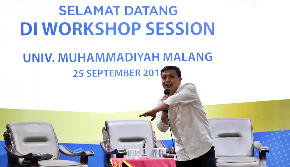 Direktur Eksekutif VIP Uncu Putra saat menjadi pembicara dalam Emtek Goes To Campus (EGTC) di Universitas Muhammadiyah Malang, Selasa (25/9). EGTC menghadirkan kompetisi news presenter, inspiring sharing, dan entertainment talk. (Liputan6.com/JohanTallo)