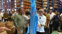 Menteri Perdagangan Zulkifli Hasan mengungkap temuan barang ilegal dengan nilai total sekitar Rp 40 miliar&nbsp;di sebuah gudang di kawasan Jakarta Utara. (Arief/Liputan6.com)