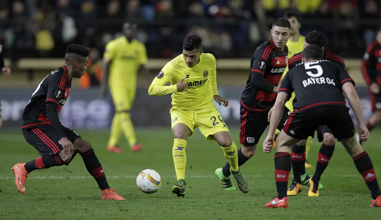 Pemain Villarreal, Nahuel mencoba melewati kepungan para pemain Bayer Laverkusen pada leg pertama 16 besar Liga Europa di Stadion El Madrigal, Villareal, Jumat (11/3/2016) dini hari WIB. (AFP/Jose Jordan)